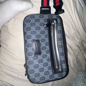 Gucci  - Det här är en gucci bälte väska och den är använd men helt ny 