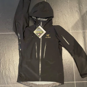 Arcteryx Alpha SV jacka - Säljer denna super snygga Arcteryx Alpha SV jackan då den tyvärr är för stor.     Självklart äkta!