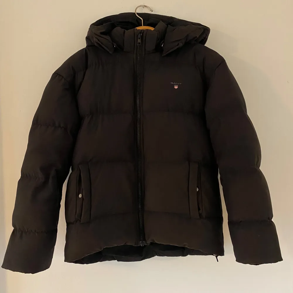 Gant puffer jacket Nyskick använd fåtal gånger Barn stl 146-152 men den är ganska stor i storleken. Finns i Ystad. Jackor.