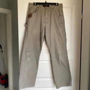 Wrangler jeans - Riggs workwear jeans by Wrangler. Normal i storleken men de är i en mer ”oversize”/baggy stil. Köpta second hand men relativt gott skick (har en defekt på framsidan, se bild 4). Storlek 34x32 (L)