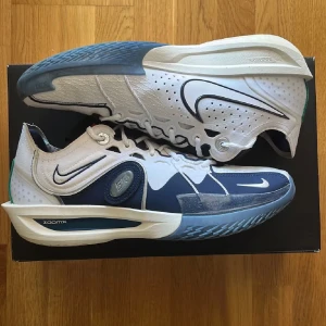 Gt Cut 3 All star  - Säljer mina gt cut 3 då dom är för små för mig. Skons skick är 10/10 använda 3 gånger, orginal lådan finns kvar. Det är en jätte bra sko med super bra grepp. Köpte på Nike för 2799. Skriv vid mer frågor. Pris går att diskutera vid snabb affär 