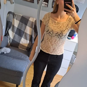 Spets topp - Jättefin spets topp i storlek S/XS. Den är mog från början ifrån zara men jag har sytt om halsformen. Vi kan prata ol priset vid snabb affär