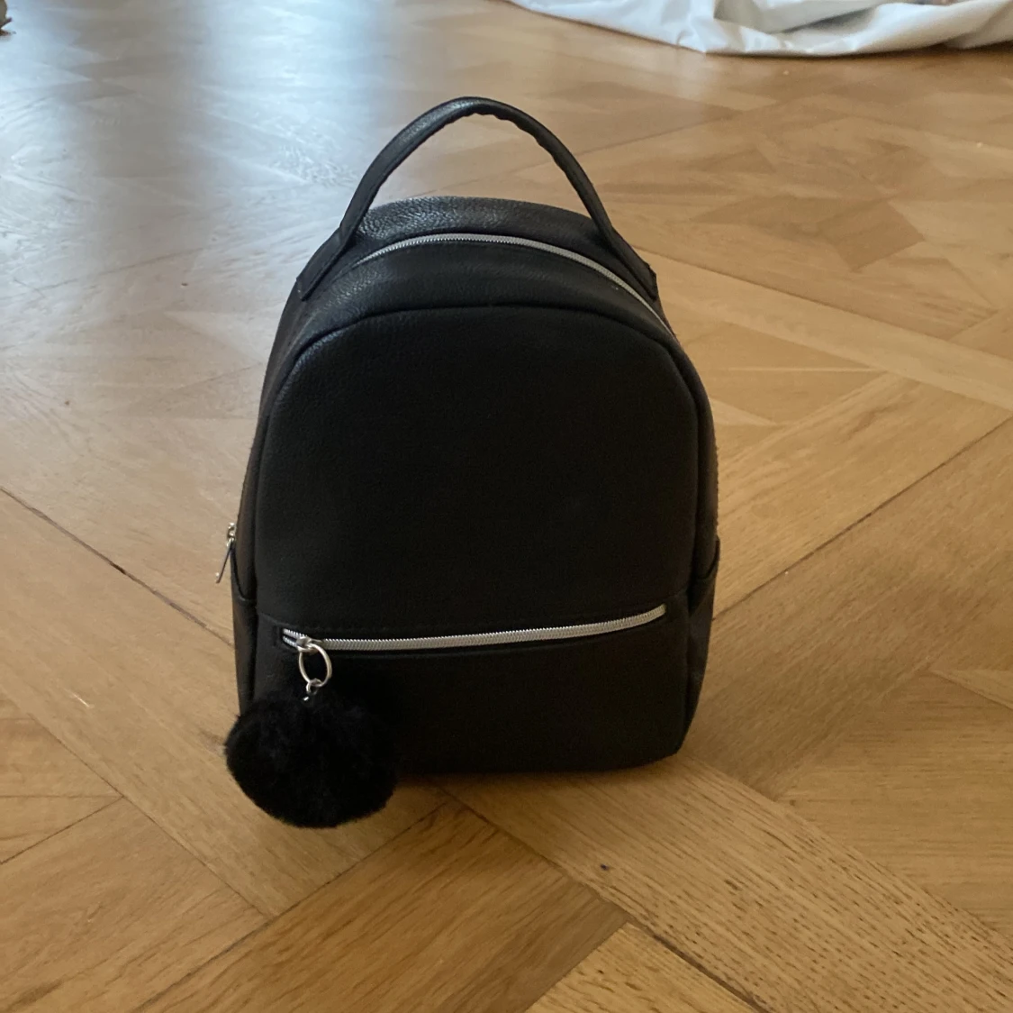 Gullig mini ryggsäck svart