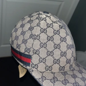 Äkta Gucci keps säljer för har tröttnat ganska ny finns kvitto o box till skriv för intresse. - Bra skick 