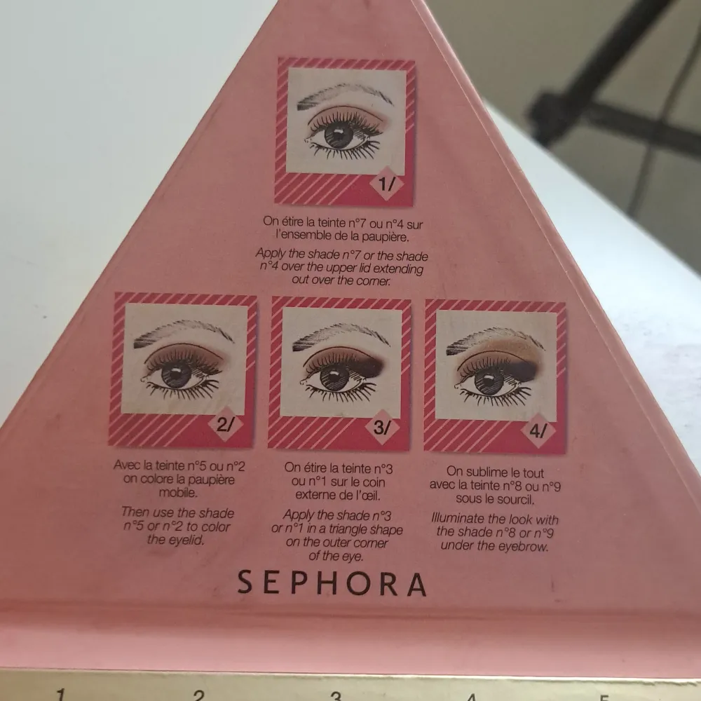 Säljer en superfin ögonskuggspalett från Sephora i en cool triangelform. Paletten har nio olika nyanser som är perfekta för att skapa både vardags- och festlooks. Färgerna varierar från neutrala toner till mörkare nyanser, vilket ger massor av möjligheter att experimentera med olika stilar. Perfekt för dig som älskar att leka med smink och vill ha en palett som är både snygg och praktisk!. Skönhet.