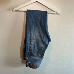 Nudie jeans - Nudie jeans | modell thinn fin (slim fit) storlek 30 | nypris 1800 mitt pris 349 | mycket fint skick | hör av er vid frågor och funderingar!💫