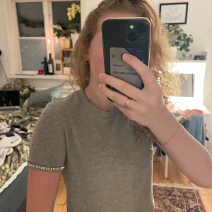 Grå topp från Zara  - Fin topp köpt för länge sedan, för liten nu. Saknar flera stenar och är LITE nopprig☺️