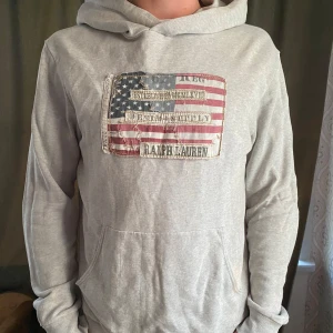 Ralph Lauren - hoodie - Tja! Säljer denna snygga Ralph lauren hoodie, den har små hål (se bild 2,3) men inget som man märker när den används.  Vid minsta fråga eller fundering hör av er🤝