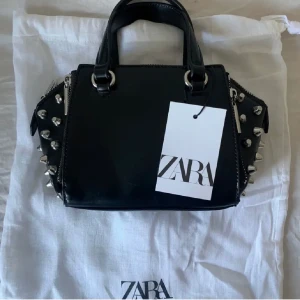 Så fin väska - Så fin och eftertraktad väska från Zara med nitar på!! Nästan helt oanvänd så är som ny!! Band kommer med! 💓💓