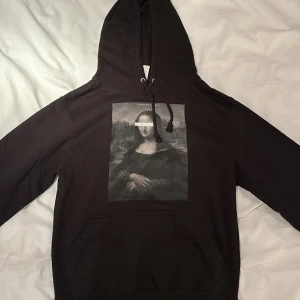 Svart hoodie  - Svart Hoodie ifrån ”the cool elephant” köpt för typ ett år sen, men använd typ 1-2 gånger. Så som ny💕. 