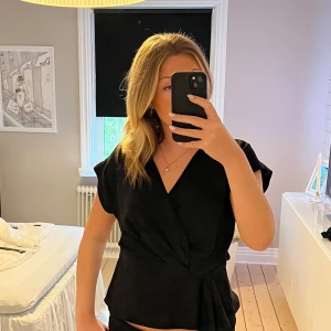 Svart zara blus  - Superfin zara blus i superbra skick då den knappt har används 