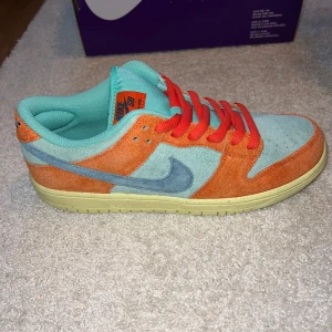 Nike SB Dunk Low Orange Emerald Rise - Helt oanvända Nike SB Dunk Low Orange Emerald Rise storlek 42,5. Originalkartong