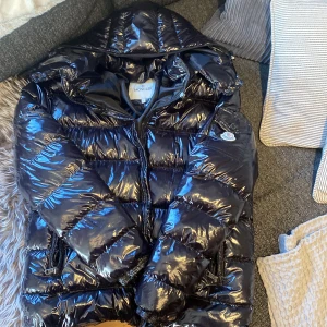Moncler jacka - L, inte använd. Kontakta vid frågor och pris kan diskuteras.