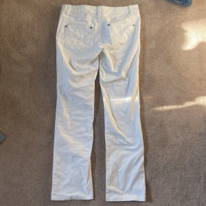 Vita jeans - Fina lågmidjade jeans från ellos  De är typ straight Inga fläckar eller andra täcken på slitage