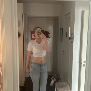 Två croppade t-shirts i svart och vit - 3 croppade t-shirt i storlek s(2 vita, 1 svart), från weekday