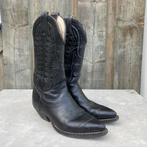 Cowboy boots i skinn - Svarta cowboy boots i skinn från Don Quijote. Väl använda men i fint skick. Storlek 37/38.