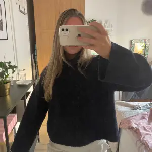 Marinblå stickad tröja från zara med polo <33 perfekt till höst!