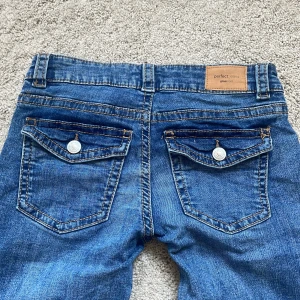 Lågmidjade bootcut jeans -  Hej jag säljer ett par låg midja the bootcut jeans från Gina Tricot som inte kommer så mycket till användning 💕