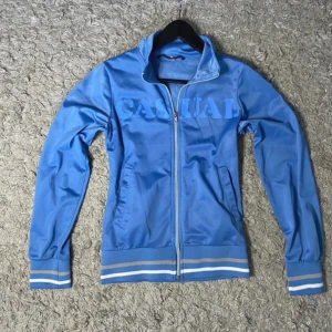 zip up hoodie med tryck - Jätte cool blå zip up hoodie med tryck, liten fläck på ena armen men annars bra kvalite! 