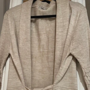 Lång cardigan  - Aldrig använt, skönt material , små fickor och skärp 