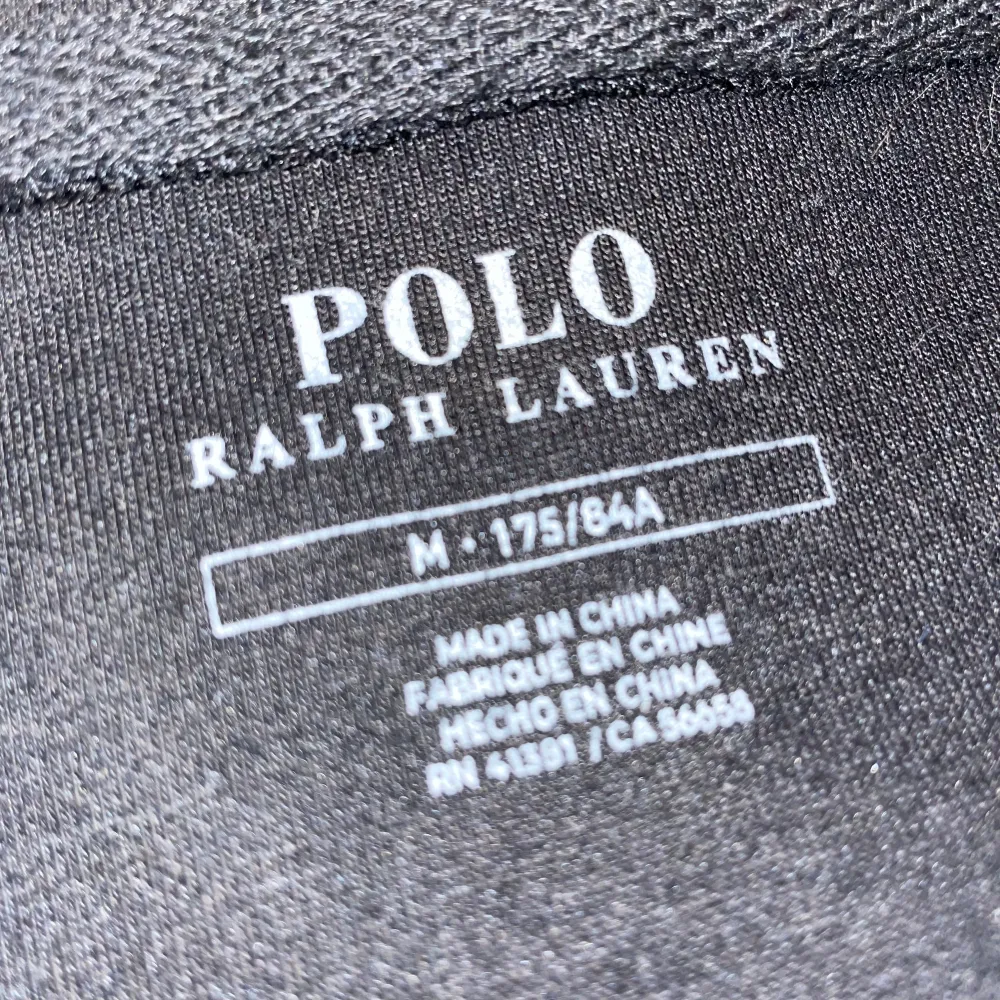 Svart Polo Ralph Lauren Hoodie / Storlek M / Oanvänd / ⚠️ NOTERA ATT DETTA ÄR EN ⓀⓄⓅⒾⒶ ⚠️. Hoodies.