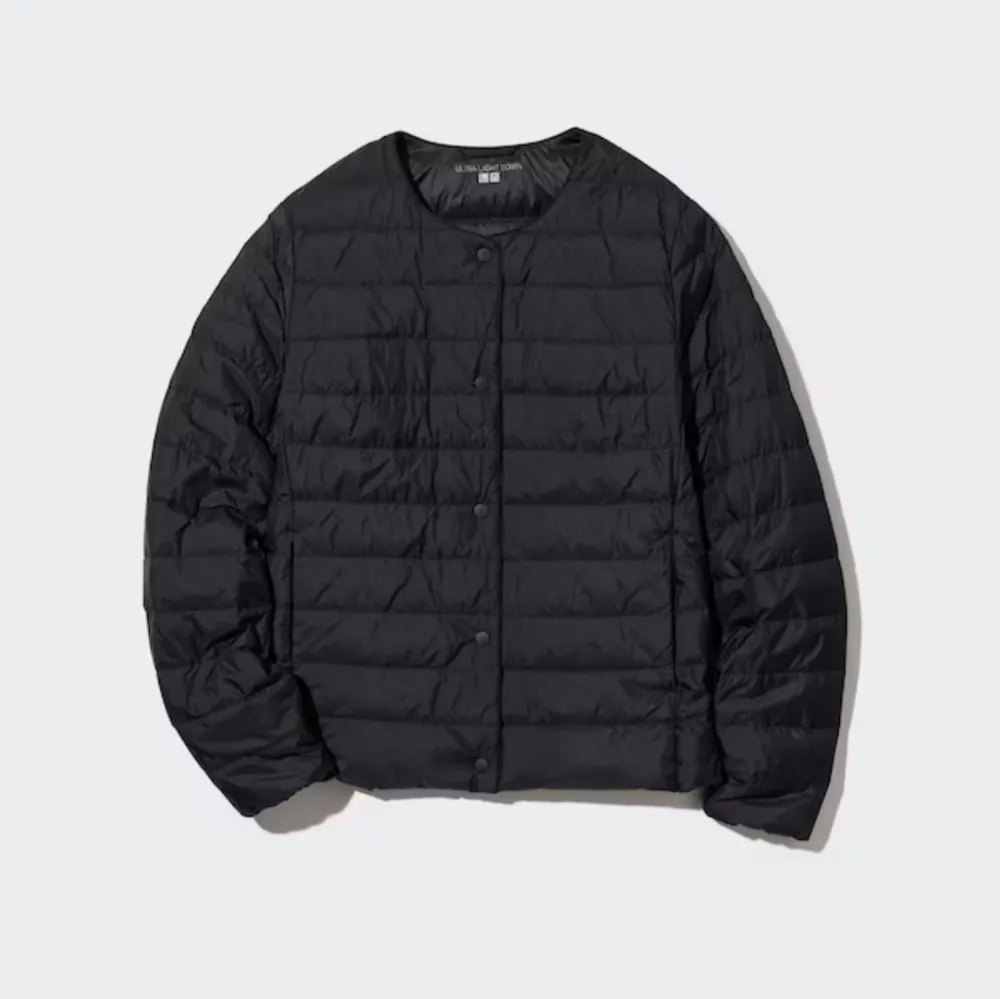 Säljer min ultra light down jacket från uniqlo då den inte kommer till någon användning. Använd några fåtal gånger så bra skick. Köpt för 800 säljs för 400 eller 350 om snabb affär.  . Jackor.