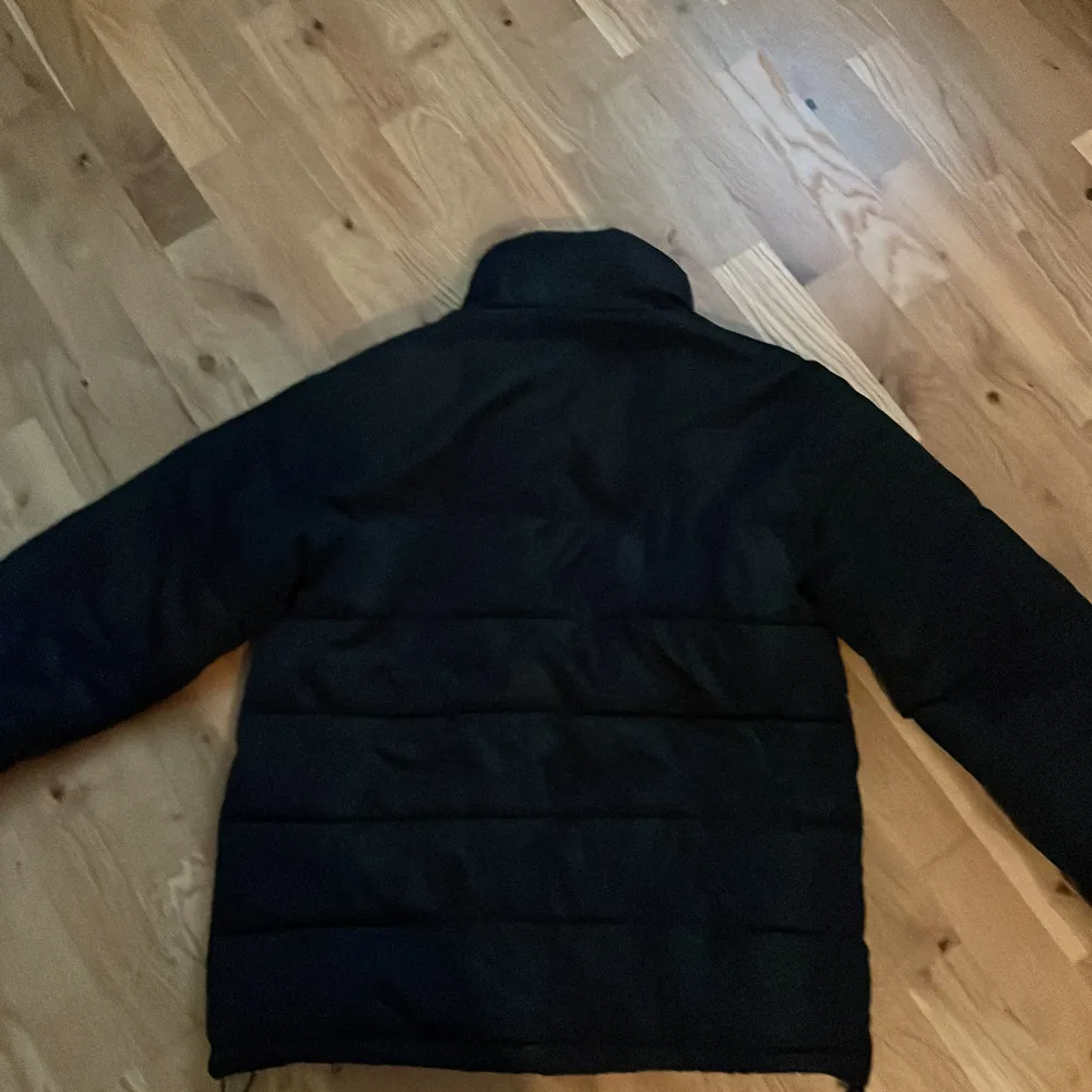 Karl kani puffer jacket perfekt för vintern håller dig varm  Storlek M  500kr. Jackor.