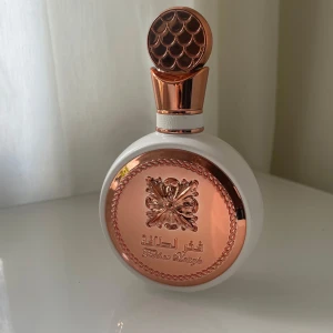 Pride of Lattafa Parfym - Säljer en lyxig parfym från Lattafa som doftar underbart, påminner om Givenchy l’interdit, enbart testad. Lataffa Fakhar Rose. Säljer då jag har en liknande ❣️