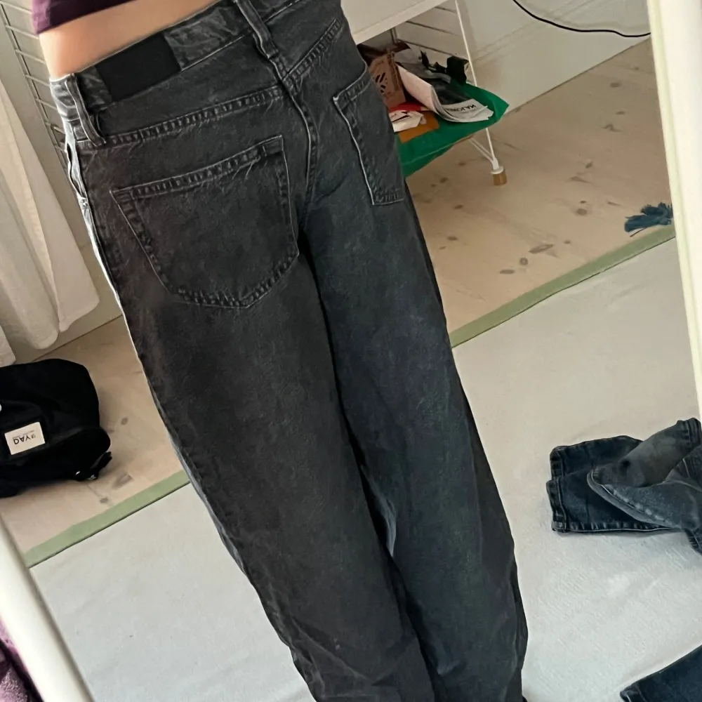 Jättesnygga baggy-ish jeans. Lite sönder trampade där bak men inget man märker. Säljer de för att de inte kommer till användning! Priset kan diskuteras . Jeans & Byxor.