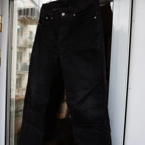 Jeans - Svarta Levi’s 514 32/32. Klippta nertill så mer likt 30 i längd, därav det lägre priset. I övrigt inga konstigheter.  Kolla gärna profilen. Säljer gärna flera plagg samtidigt. Frakt tillkommer. 