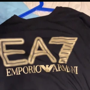 Armani T-shirt  - Bra kvalité passar inte min stil ny men använd 2-3 gånger till salu 