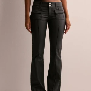 Low waist bootcut  - Säljer dessa ”skinn” byxorna från Nelly😊 Helt oanvända med lapparna kvar, säljer pga att retur tiden gått ut, nypris 699💕