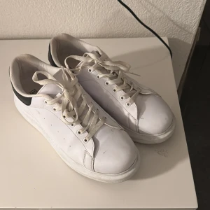 Sneakers - Vita sneakers med svart detalj från Nelly i storlek 40