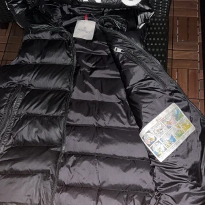 väst - säljer min  sons väst eftersom att han inte behöver den längre o jag tömmer saker i huset för att sälja, jag vill överaska han med pengarna 