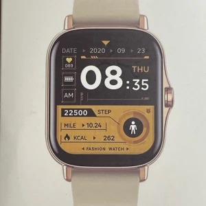 Smartklocka med rosa armband - Säljer en snygg smartklocka med en fyrkantig skärm och rosa detaljer. Klockan har en modern design med flera funktioner som stegräknare och kalorimätare. Den kommer med två olika armband, ett i rosa silikon och ett i metall. Perfekt för både vardag och fest!