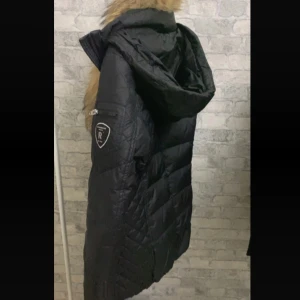 Svart dunjacka från Rockandblue - Säljer en snygg svart dunjacka från Rockandblue i storlek 36. Den är köpt på miinto (jackan är äkta) den är perfekt för att hålla sig varm under kalla vinterdagar. Jackan är i väldigt fint skick🥰priset kan diskuteras!