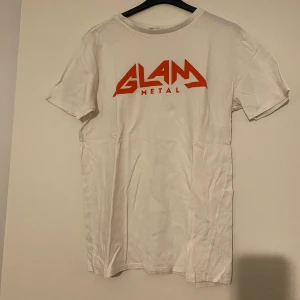 Tröja med tryck - Vit t-shirt med tryck storlek xs från Nelly. Jag skulle säga att den är något större i storlek så om man är S och eventuellt en liten M funkar den också. Använd ett fåtal gånger
