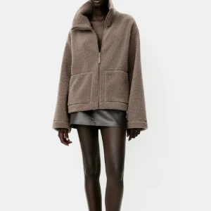 H&M Teddy jacka - Jättefin och eftertraktad brun mysig teddyjacka från H&M! Även denna är helt ny och har prislappen kvar! Den är helt slutsåld. Jag köpte i en större storlek då jag mer ville ha den som en höst jacka, men kommer inte till användning💗💗💗