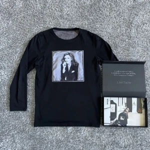 Limitato longsleeve - Tja. Säljer denna sjukt feta limitato tröjan i storlek L, passar dock mer åt M hållet och är i jättefint skick! Boxen ingår självklart, vid fler frågor eller liknande är det bara att skriva