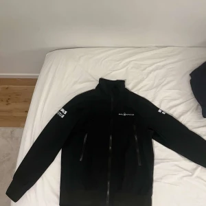 Sail Racing fieldjacka - Hej jag säljer en sailracing jacka. Den är oanvänd och köpt i sailracing butik nere på västkusten för 2800. Den är i storlek L men passar mer som En M