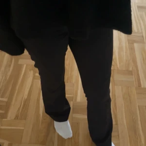 Mid Waits kostymbyxor bikbok - Snygga kostym byxor från Bikbok köpta för 1/2år sen och är i bra skick och är super sköna💕