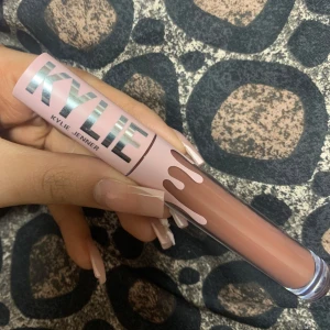 kylie liquid lipstick  - säljer denna matte lipsticket som är smudge proof, alltså håller hela dagen och inte smetas bort, säljer pga färg som inte passa mig, provade 1 gång men tyckte inte om, helt ny fortfarande i sin förpackning 
