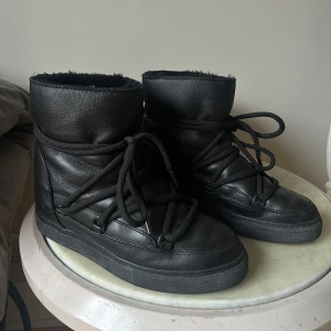 Inuiikiskor - Svarta inuiikis i läder, perfekta till hösten och vintern 🥰❄️🍂❤️  Inget slitage alls och dem är väl omhändertagen!