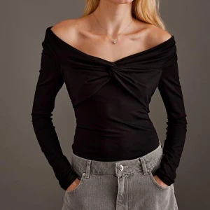 Svart tröja från Ginatricot - Svart tröja från Ginatricot i storlek M. Använd fåtal gånger, är i gott skick. 