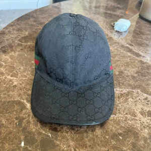 Gucci keps - Säljer nu en Gucci keps Skick 7/10 Storlek S 57cm Köpt på Gucci hemsidan för 2 årsen  