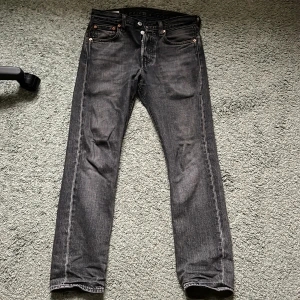 Levis 501 jeans - Jag säljer nu mina Levis 501! Jag har använt dessa en del men de är fortfarande riktigt bra i skicket och riktigt snygga. Jag säljer dessa jeans eftersom de har blivit för små på mig. Hör gärna av er vid frågor!! 😊