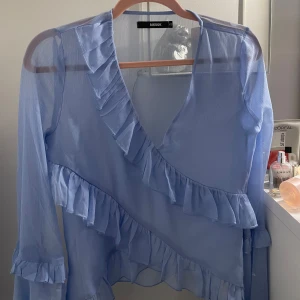 Volangblus  - Super snygg och fin passform. 