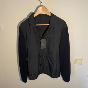 Maerz cardigan/Hybridjacka - Maerz hybridjacka. Helt ny med tags och påse skick 10/10 () Storlek S/M   Nypris 2700kr ⚡️ Vårt pris: 700kr  Vid övriga frågor skriva bara! 