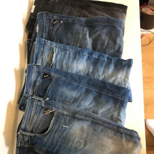 Replay jeans - Säljer 4 Replay jeans och 1 par G-star jeans. Dom finns enskilda inne i profilen. Endast 499kr!