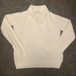 Tröja med kort dragkedja - Lite använd men är inte sönder på något ställe